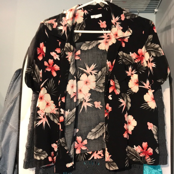 🌻 Short Sleeve Button Down Floral Shirt - Picture 3 of 6